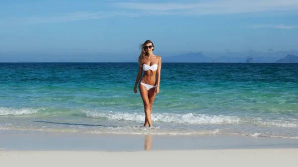 Bella ragazza in spiaggia — Foto Stock