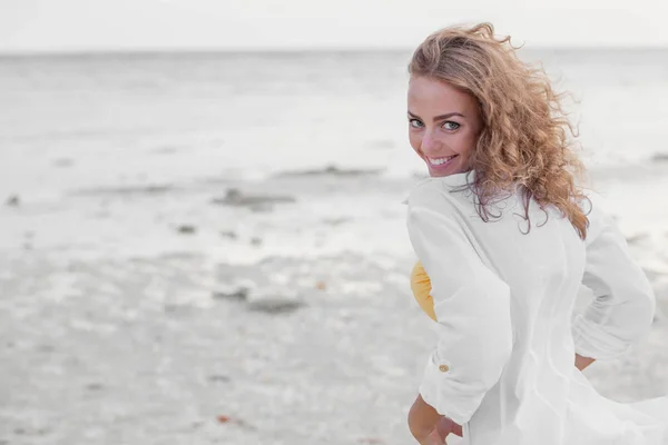 Frau im weißen Hemd am Strand — Stockfoto