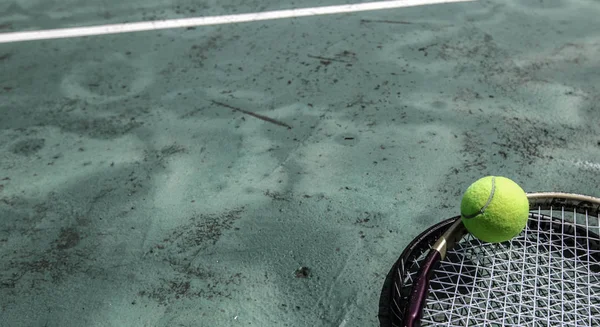 Теннисный мяч и ракетка на корте — стоковое фото