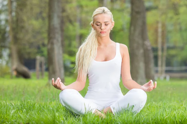 Frau macht Yoga im Park — Stockfoto
