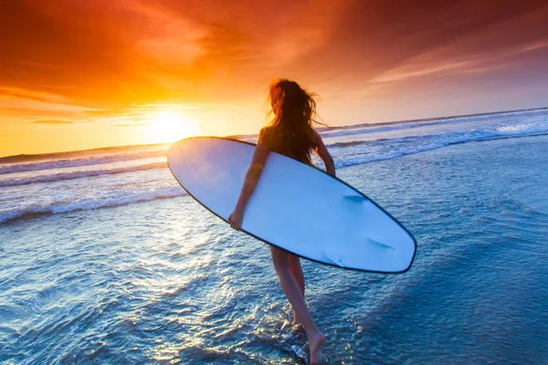 Frau mit Surfbrett — Stockfoto