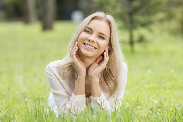 Hübsches Mädchen liegt auf Gras — Stockfoto