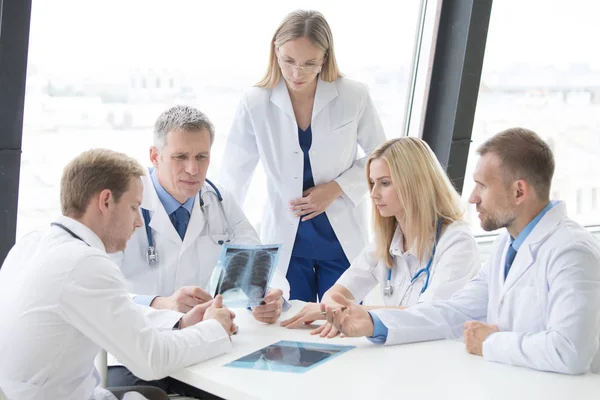 Groep van artsen bespreken x-ray — Stockfoto