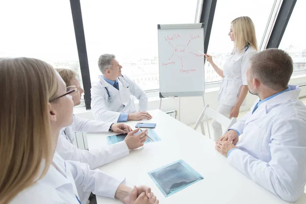 Equipe de médicos discutir saúde mental — Fotografia de Stock