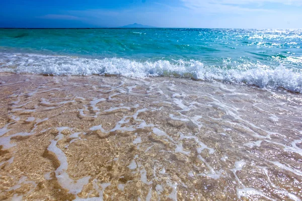 Våga av havet på sandstrand — Stockfoto