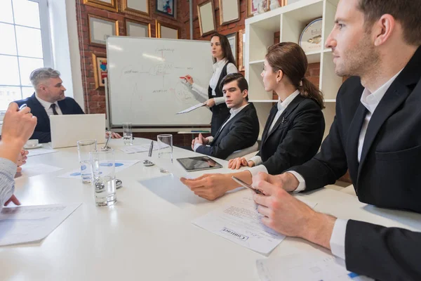 Mulher de negócios apresentando conceito de trabalho em equipe — Fotografia de Stock