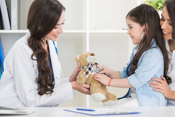 Mãe e criança no consultório do pediatra — Fotografia de Stock