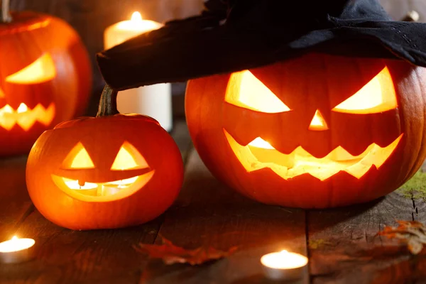 Halloween pompoen met heksen hoed — Stockfoto