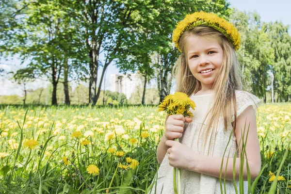 Meisje met bloemen hoofdkrans en bos — Stockfoto