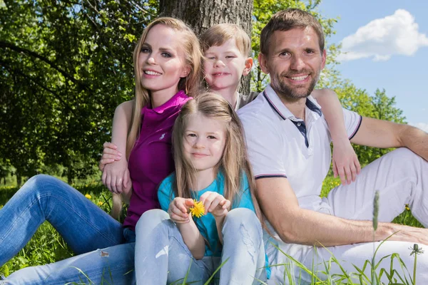 Familia sobre hierba en el parque de verano — Foto de Stock