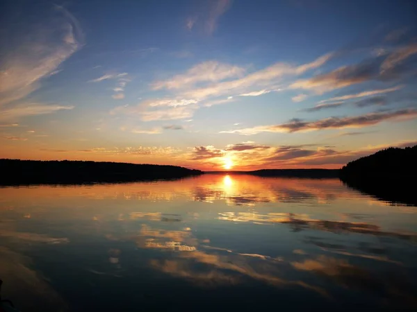 Letní západ slunce v jezeře — Stock fotografie