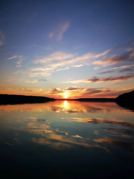 Letní západ slunce v jezeře — Stock fotografie