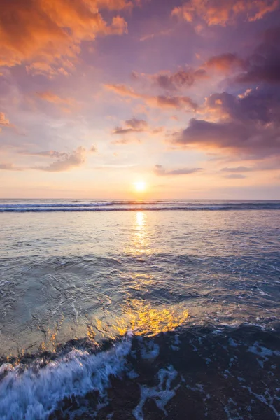 Pôr-do-sol radiante praia mar — Fotografia de Stock