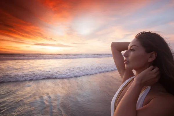 Donna sulla spiaggia al tramonto — Foto Stock