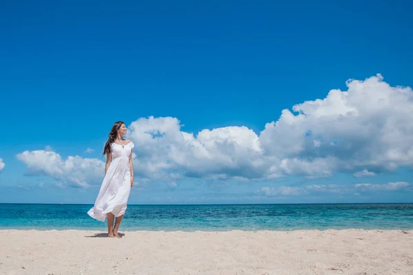 Frau läuft am Strand entlang — Stockfoto