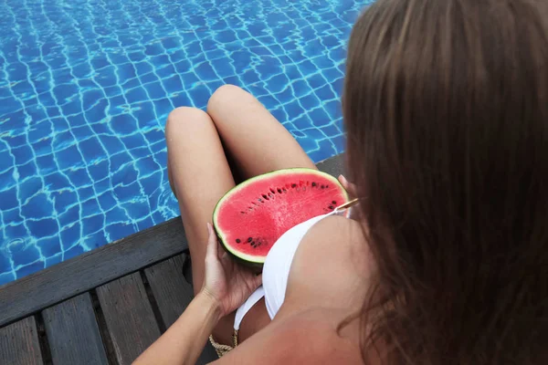 Kobieta z arbuza przy basenie — Zdjęcie stockowe