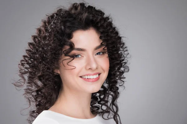 Mujer con el pelo rizado —  Fotos de Stock