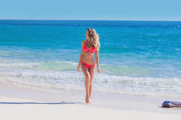Gelukkig meisje in bikini op strand — Stockfoto
