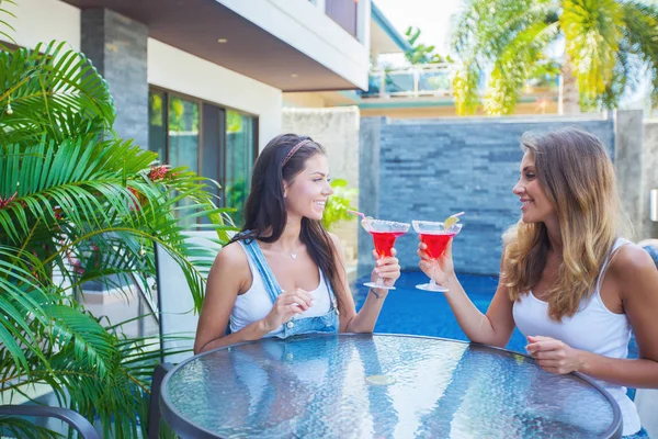 Amigos femeninos en café al aire libre — Foto de Stock