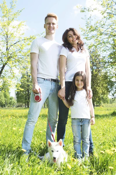 Familia alegre en el parque — Foto de Stock