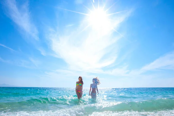 Las mujeres en bikni corren a la playa — Foto de Stock