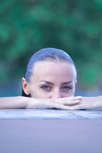 Žena v bazénu — Stock fotografie