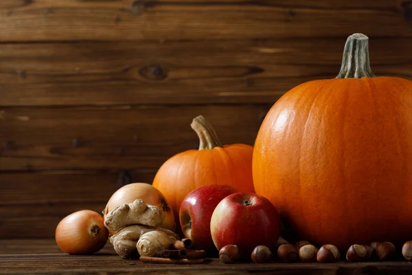 Cosecha de otoño sobre mesa de madera — Foto de Stock