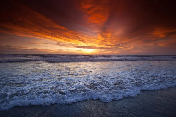 Schöner Sonnenuntergang über dem Meer — Stockfoto