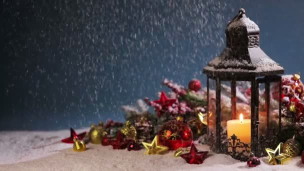 Laterne Mit Kerze Und Weihnachtsdekoration Unter Fallendem Schnee — Stockvideo