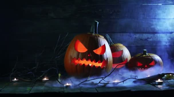 Calabazas Halloween Velas Niebla Luz Azul — Vídeo de stock