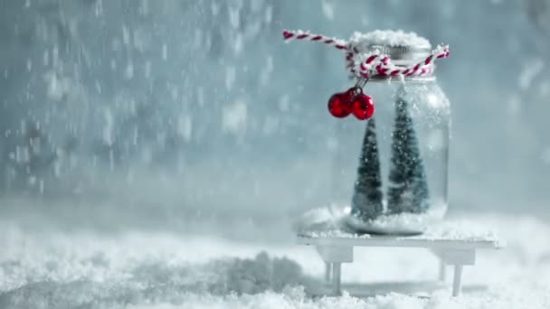 瓶の中の手作りのモミの木のクリスマスの装飾品と落ちる雪 — ストック動画