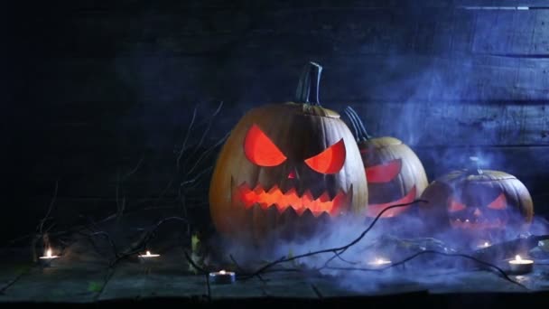 Halloween Abóboras Cabeça Jack Lanterna Velas Luz Azul Névoa — Vídeo de Stock