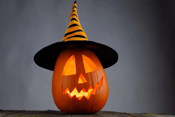 Calabaza de Halloween con sombrero de brujas —  Fotos de Stock