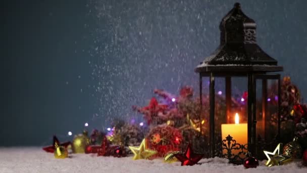 Laterne Mit Kerze Und Weihnachtsdekoration Unter Fallendem Schnee — Stockvideo