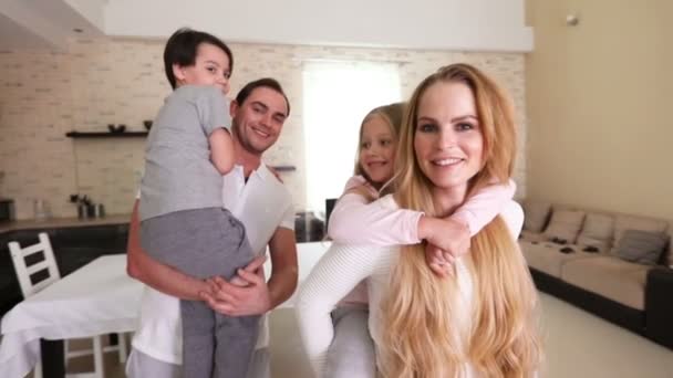 父母和两个孩子在家玩乐的幸福家庭的肖像 — 图库视频影像