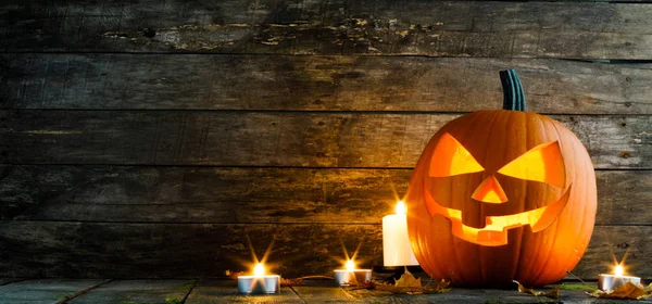 Calabaza y velas de Halloween —  Fotos de Stock