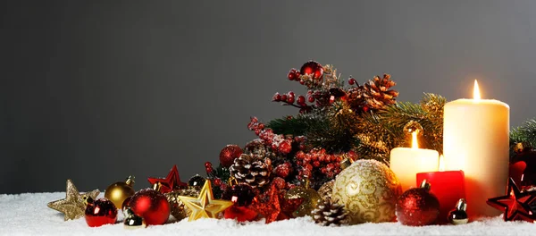 Świece świąteczne z dekoracją — Zdjęcie stockowe
