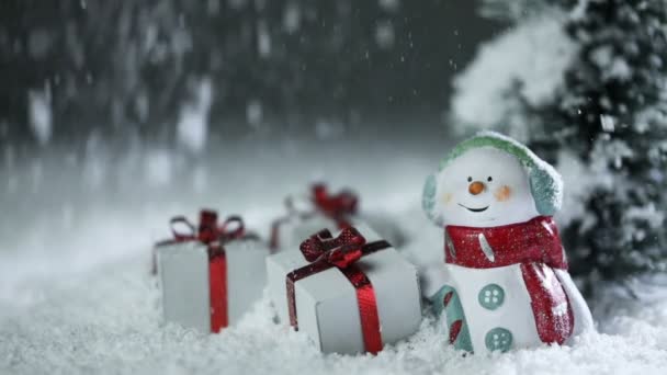 Pequeno Boneco Neve Decorativo Presentes Natal Sob Queda Neve Conceito — Vídeo de Stock