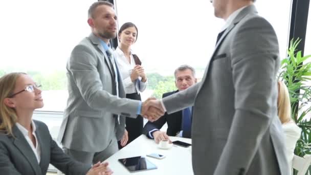 Zakenmensen Schudden Elkaar Hand Ronden Een Vergadering — Stockvideo