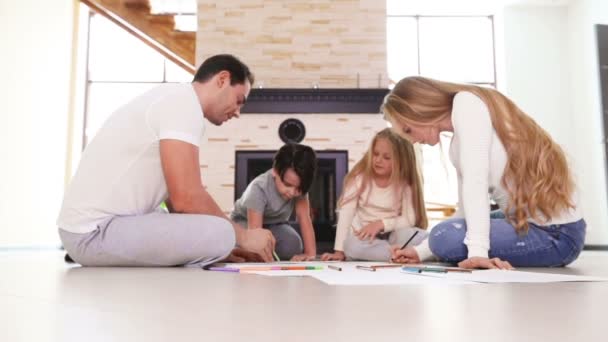 Los Padres Con Los Niños Jugando Suelo Dibujar Juntos Concepto — Vídeo de stock