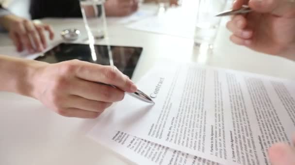 ビジネス関係者がオフィステーブルでの会議で契約書に署名 — ストック動画