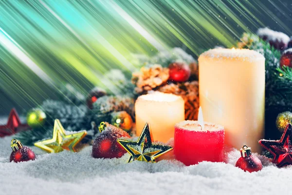 Kerst kaarsen met decoratie — Stockfoto