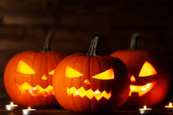 Calabazas y velas de halloween —  Fotos de Stock