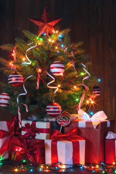 Árbol de Navidad y regalos — Foto de Stock