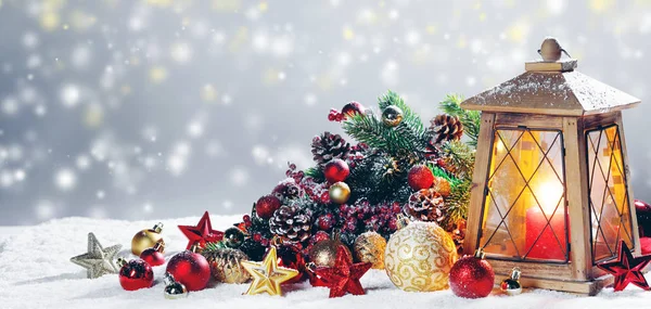 Lucerna a vánoční dekorace — Stock fotografie