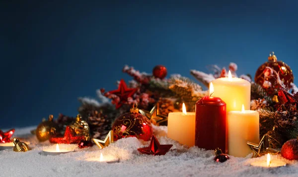 Weihnachtskerzen mit Dekoration — Stockfoto