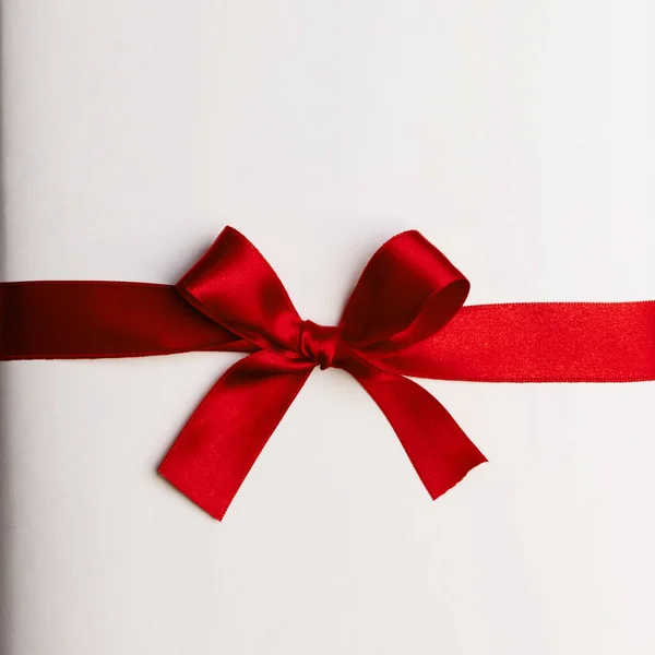 Arc cadeau rouge sur blanc — Photo