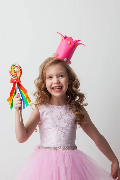 Menina na coroa segurando pirulito — Fotografia de Stock