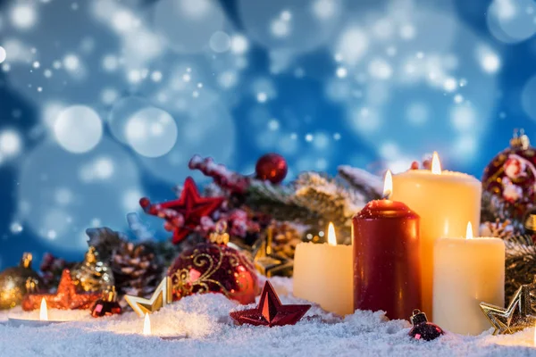 Рождественские свечи с украшением — стоковое фото