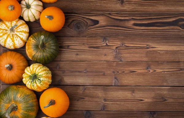 Pompoenen op houten ondergrond — Stockfoto